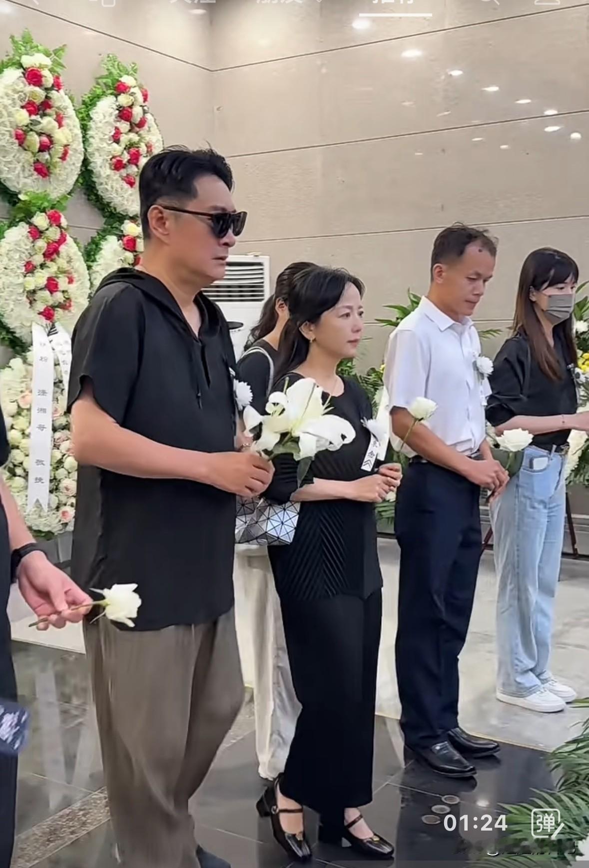 千百惠告别现场画面曝光！
生前好友大部分都去了现场，送她最后一程，家人更是失声痛