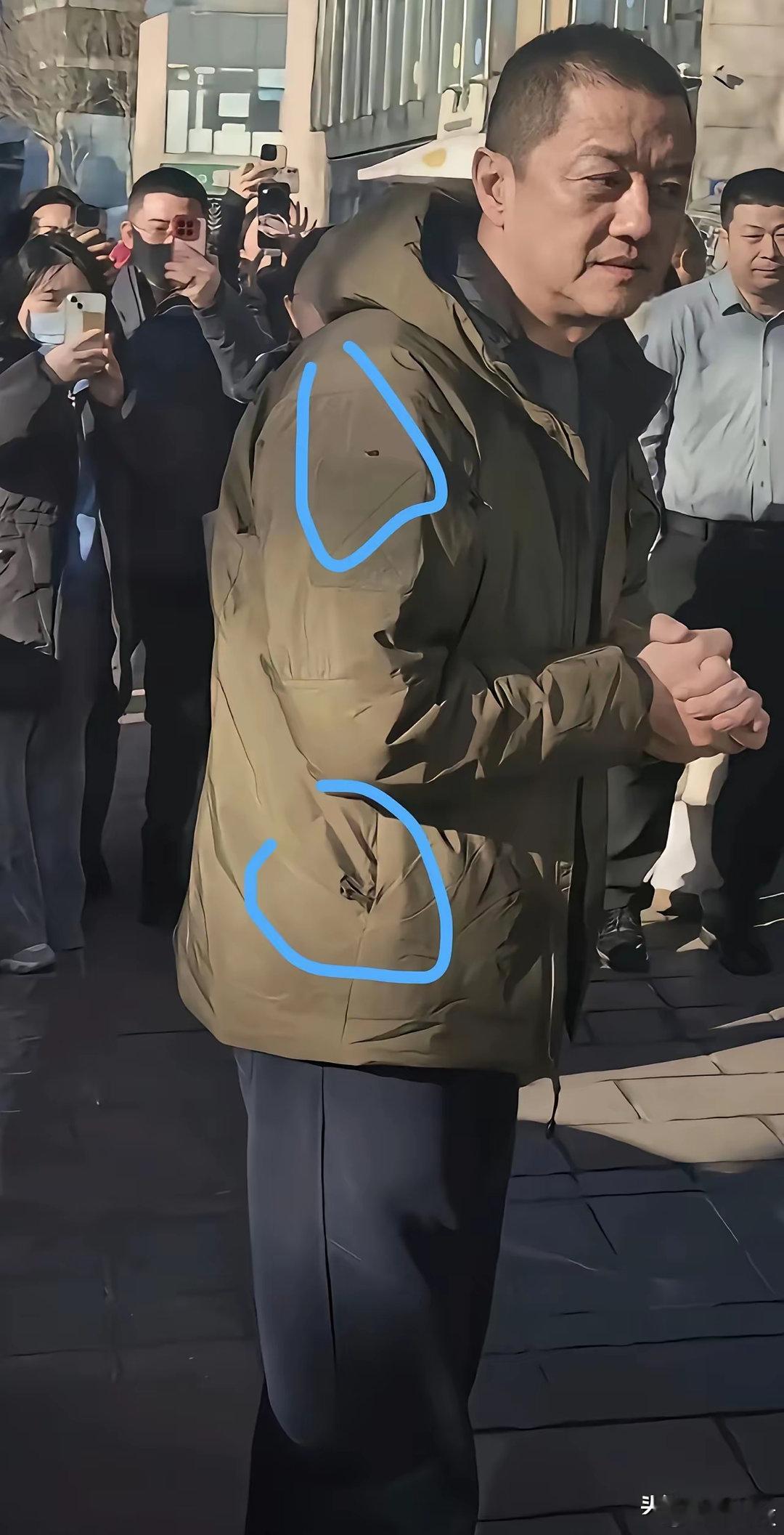 李亚鹏做了二十年慈善才被人真正关注，说明他是真的低调做好事，不图回报，而且衣服都