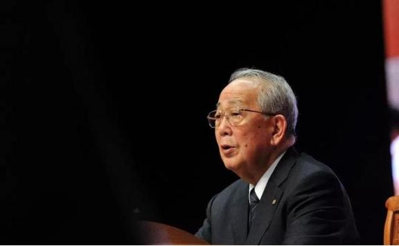 一位中国留学生站起来，当着上千名观众的面，向台上90岁的日本老人抛出了一个尖锐问