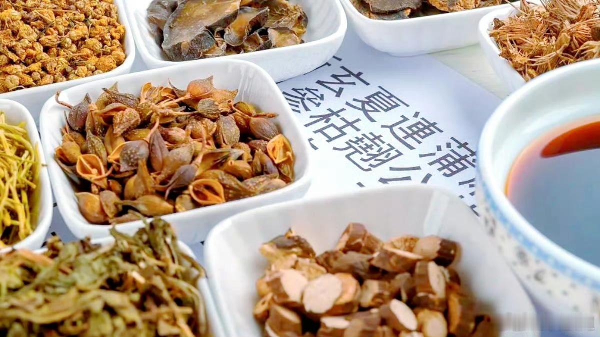 谁能拒绝火了近200年的广式凉茶？老祖宗留下的养生宝贝，以温和姿态走进生活。盛夏