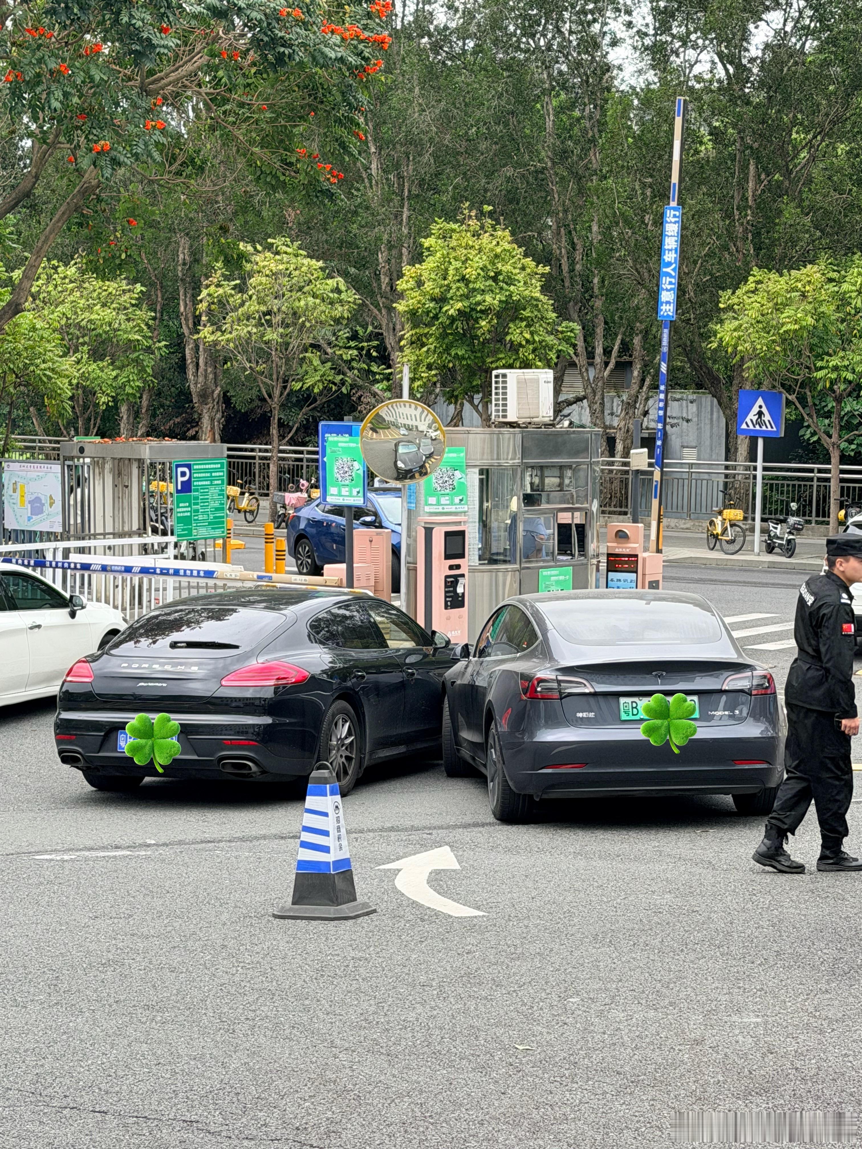 在深大总院一出门发现两车贴贴了……朋友问我该怎么定责，我觉得应该如图2，你觉得呢