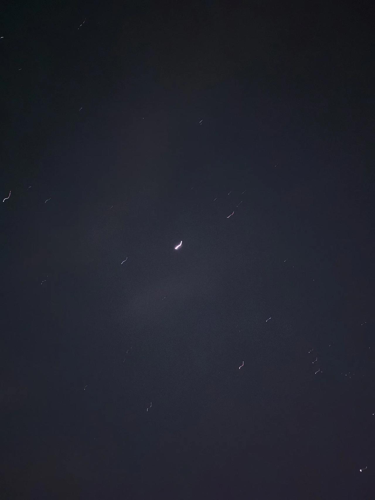 有飞机飞过的星空[可爱]