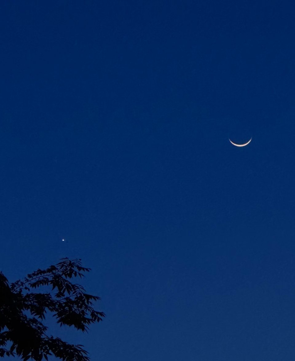 总感觉现在的月亮电量不足了抬头看！ 今天的月亮不孤单！🌙-昨晚的月亮有✨陪伴你