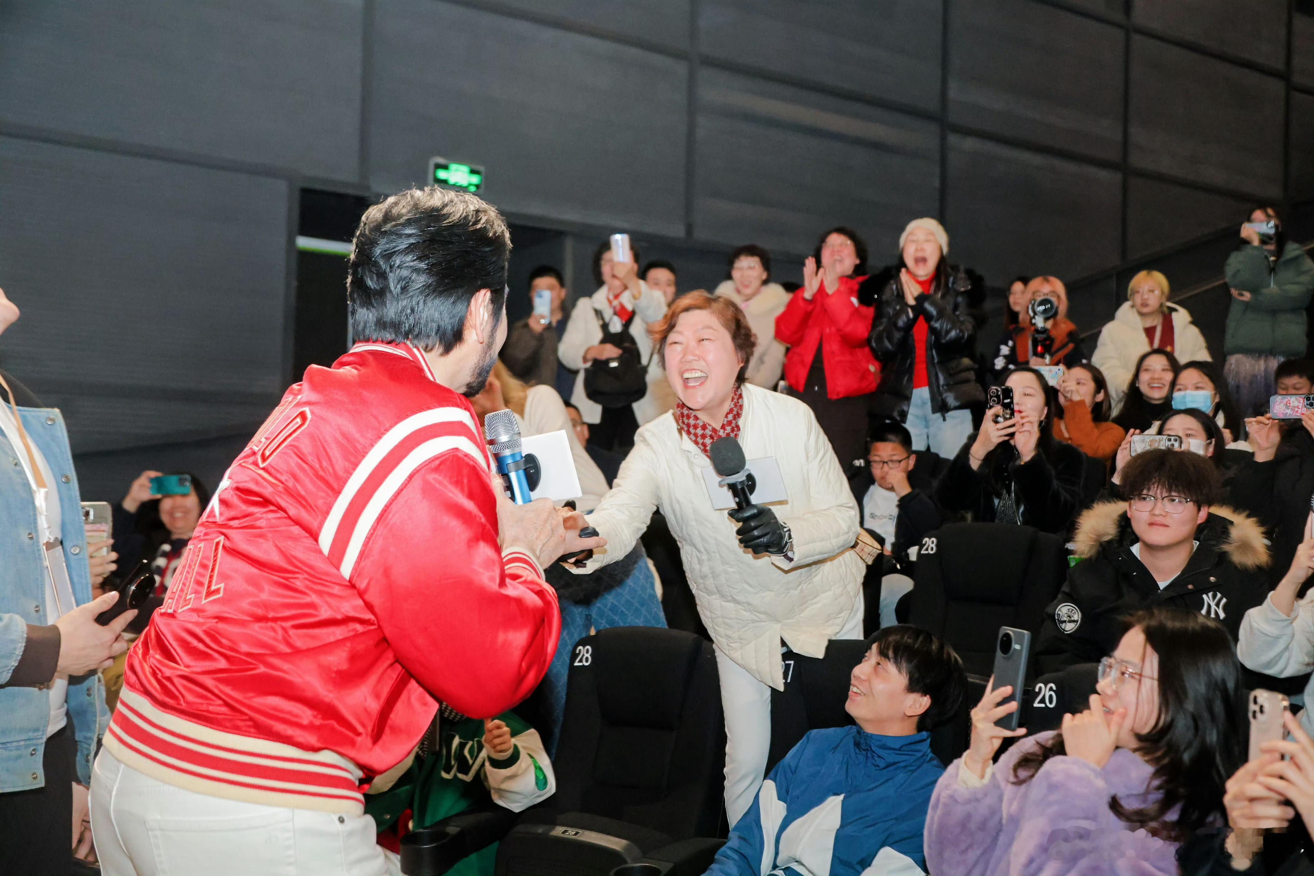 窗前明月咣 反向亲子观影 带妈妈看《窗前明月，咣！》主打一个孝顺 