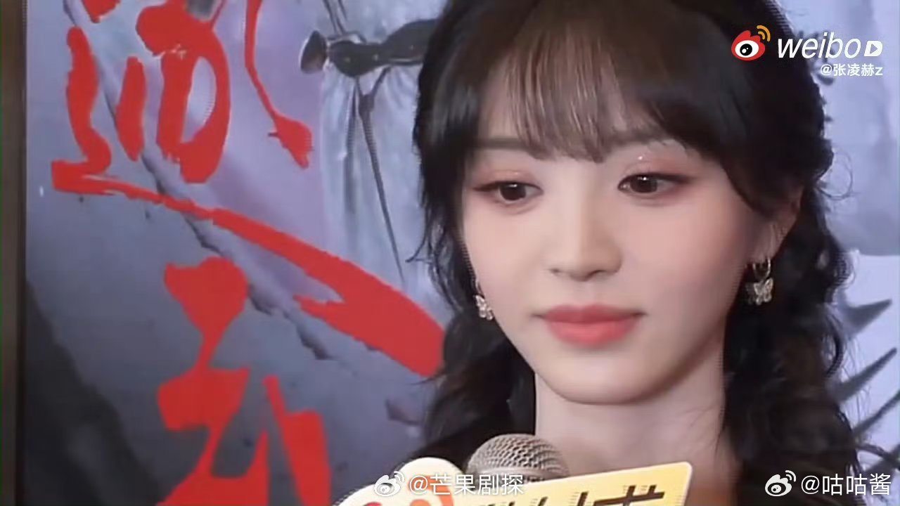 张凌赫镜头下的长玉张凌赫镜头下的田曦薇张凌赫镜头下的长玉，歪头好亲密 