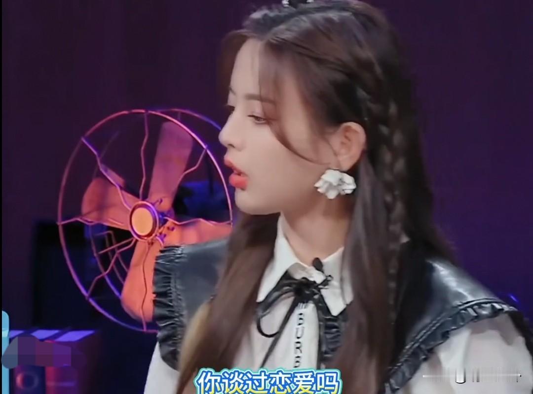 杨超越问丁禹兮谈没过恋爱，受没受过感情的伤[呲牙][呲牙][呲牙] 小嘴像抹了鹤