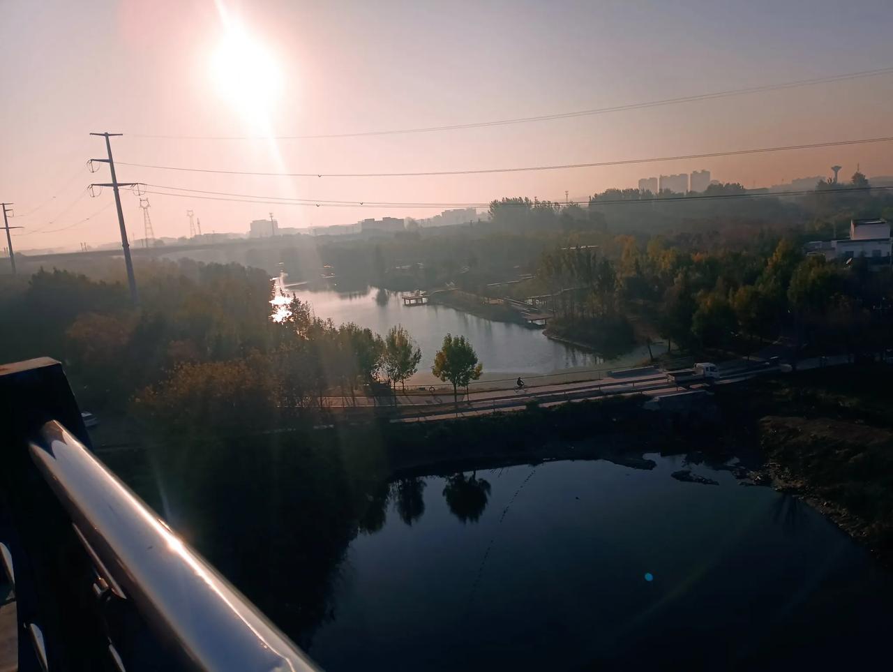 深秋的商丘市长江路风景！
    深秋时节，笔者在商丘市长江路立交桥上，目睹了美