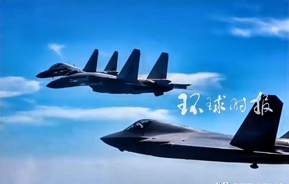 辽宁舰甲板上飞的，不是苏-33，也不是F/A-18，是歼-15——咱们自己改出来