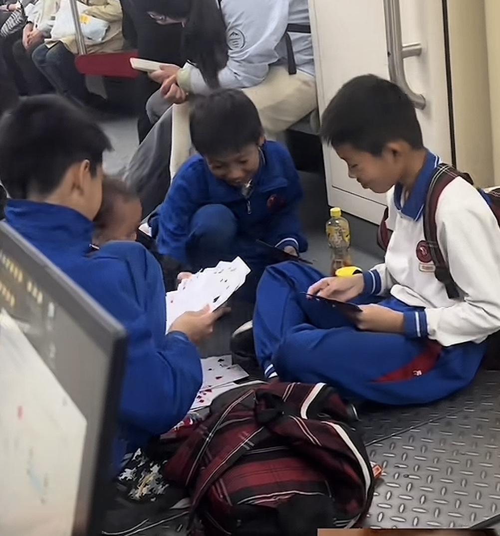 广东孩子的松驰感，放学自己回家，地铁公交里想躺就躺，想做作业就做，很随意。很多人