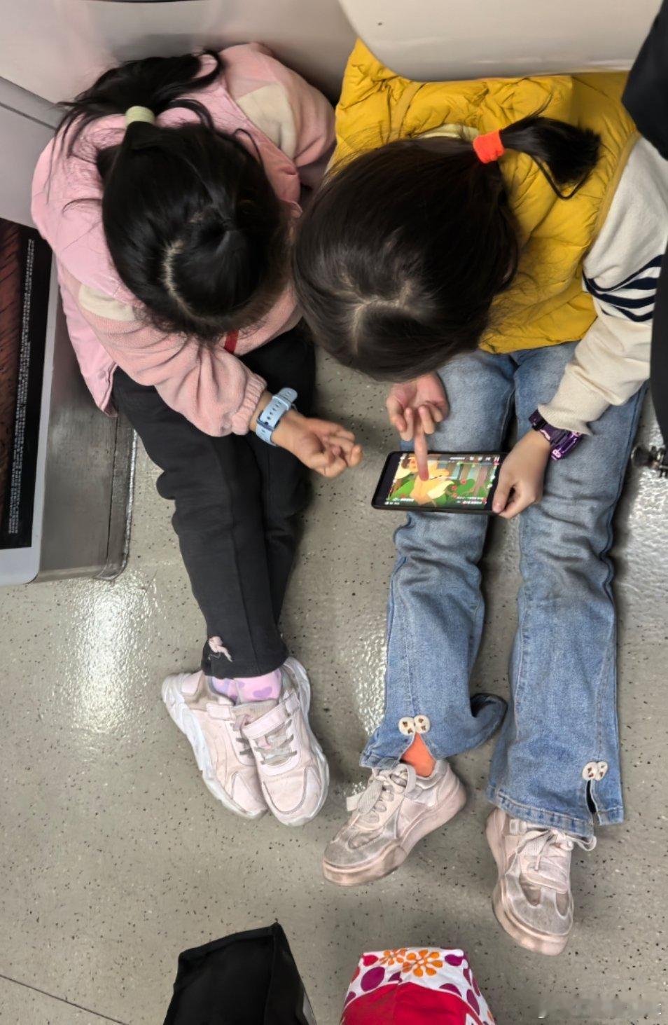 某音最近有个很出名的钓鱼博主，不是那个靠打窝的邓刚，而是个野生的自媒体的博主。这