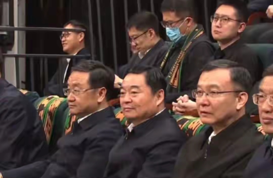 作为辽篮球迷还得感谢郝鹏书记非常喜欢辽篮，经常来到辽篮主场看球和鼓励辽篮！辽宁男