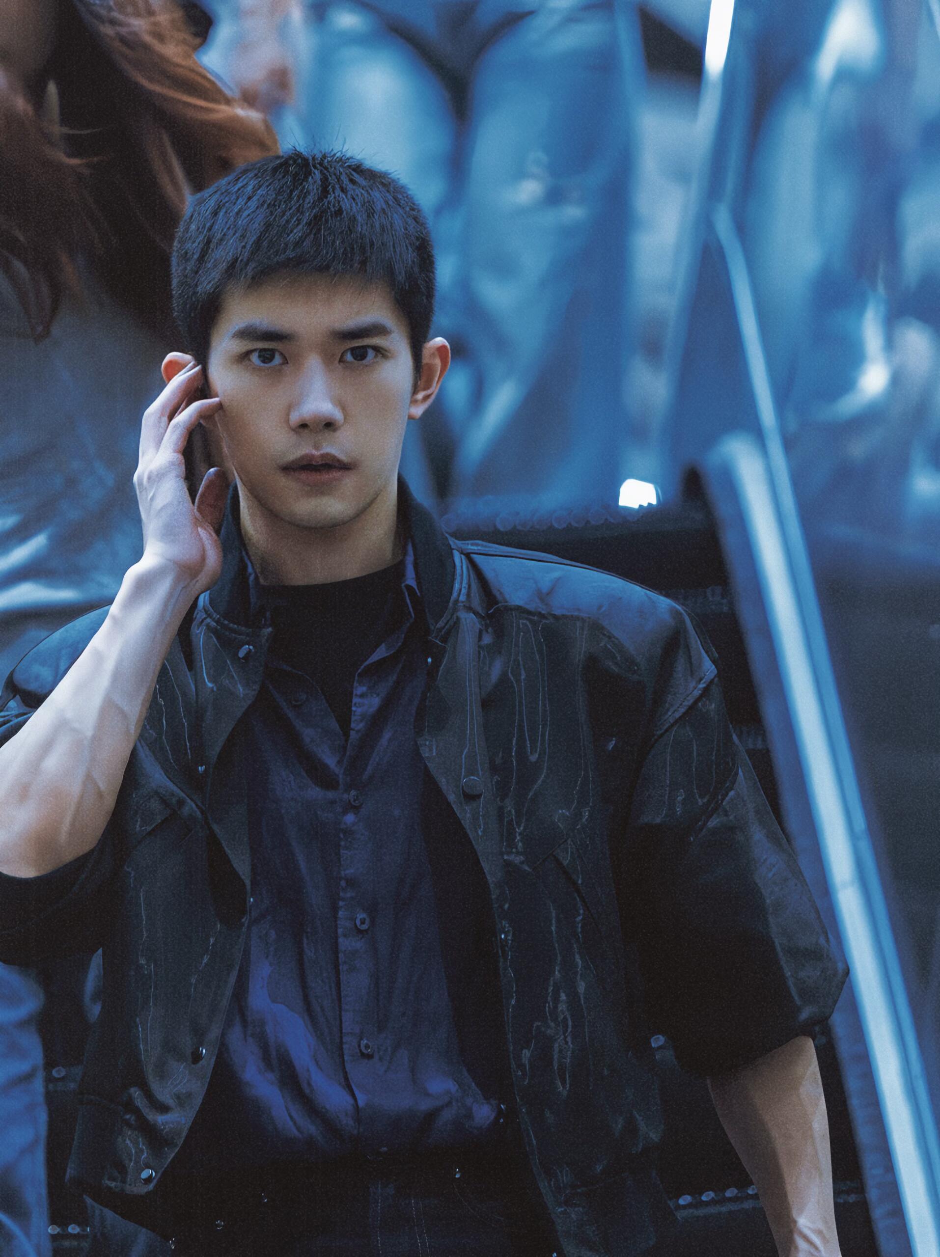 间谍眼里最香饽饽的专业严迪去黄凯家吃面的那场戏，回头看严迪的行动线，这场戏的性质