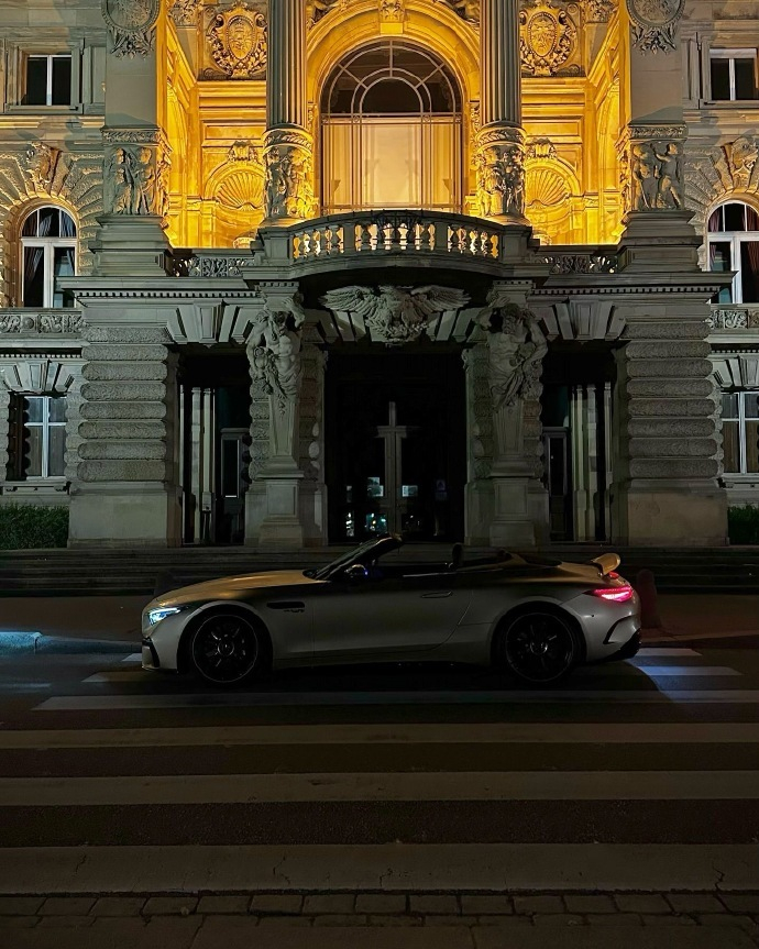 作为奔驰的高性能子品牌，AMG的强大气场刻在基因里。独特的定制化配色极具辨识度，