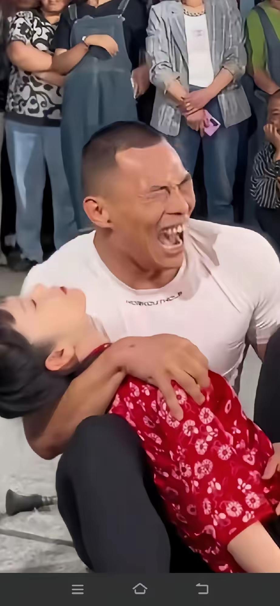 好好逛街的两个人，转眼就天人永隔，这一幕真的让人心里揪得慌。突发急性心梗来得猝不