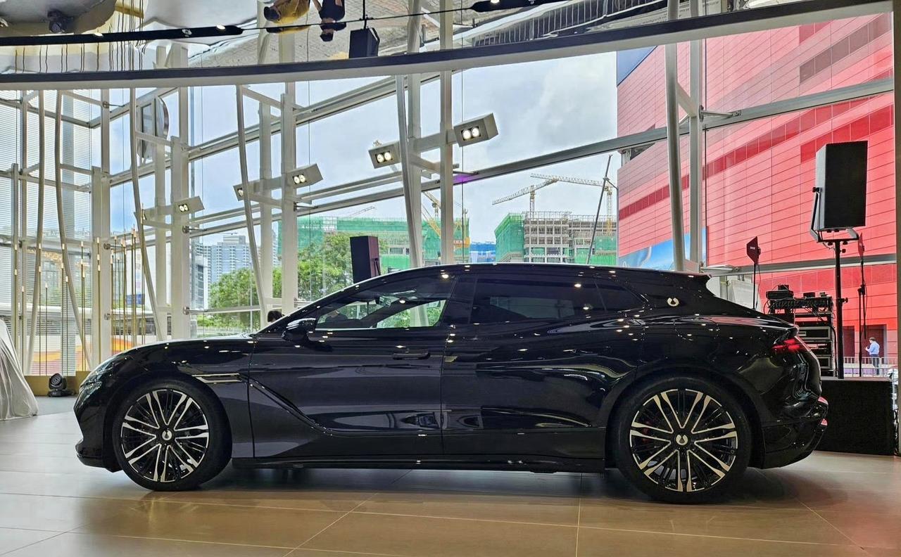 腾势Z9 GT黑武士版实车，气势直逼奥迪RS 6。
新能源、猎跑车、黑武士装扮，