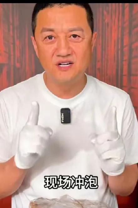 李亚鹏半夜独自直播卖茶，直播间冷冷清清，可弹幕里全是等福袋的，成交寥寥无几。
 
