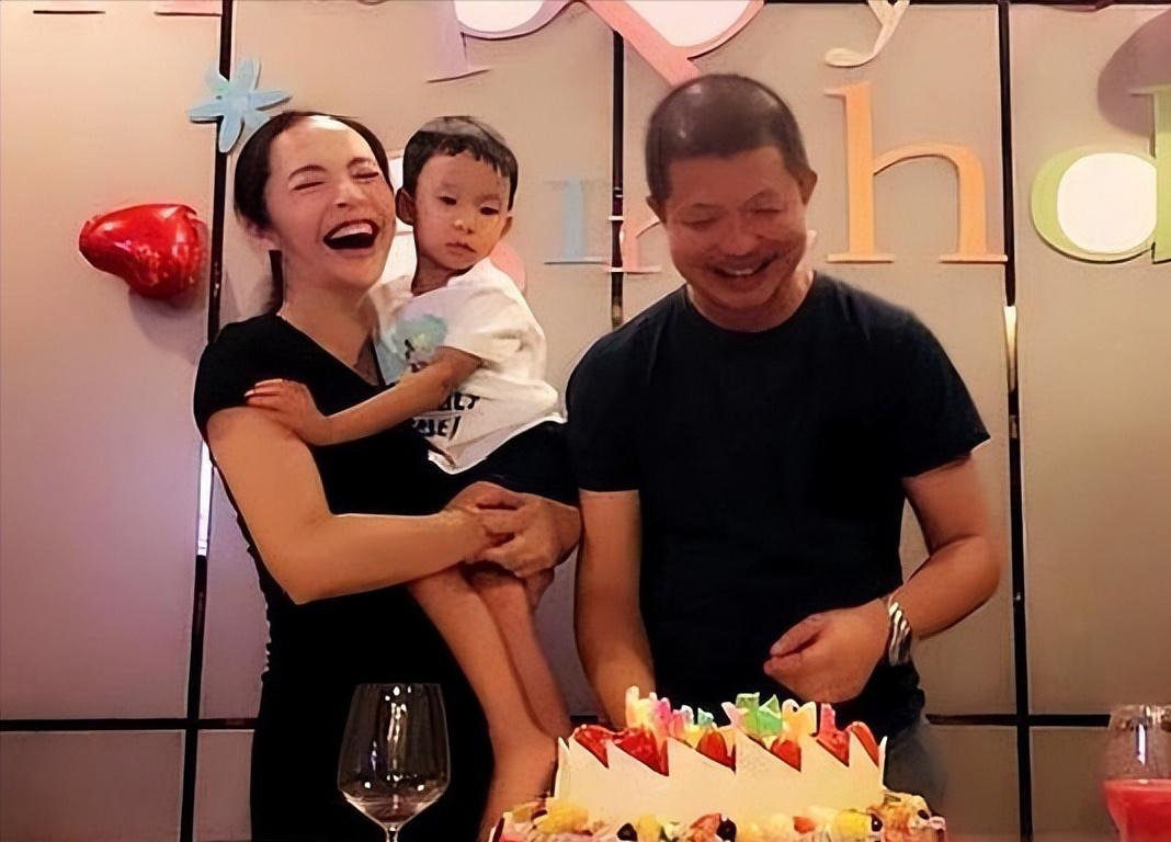 2014年的一天，姚晨发现曹郁在衣柜里藏了6万多元，对他发飙：你什么意思？！
