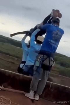 巴西蹦极坠亡女子未婚夫严重应激看完事件细节心里压抑到喘不过气。情侣满怀期待打卡极