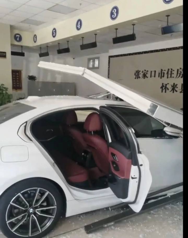 “宝马车冲进公积金中心办公楼”，驾驶人豆某某（女，32岁）泊车期间因操作失误驶入