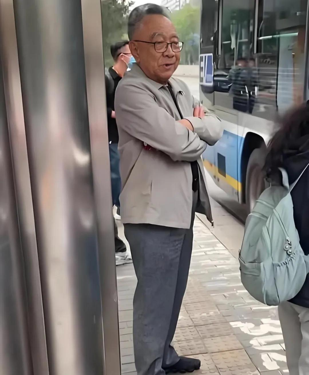 街上碰到的，看着有点眼熟，他是谁？