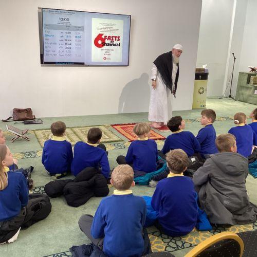 英国纽卡斯尔的小学组织白人小学生去当地清真寺参观，并且学习了解伊斯兰教文化和礼仪