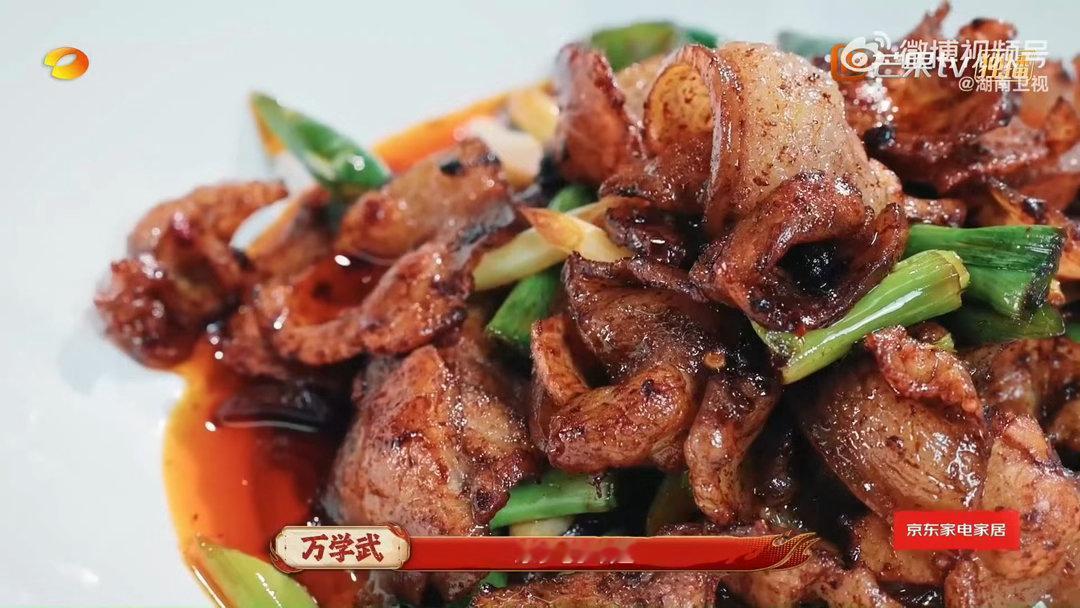 回锅肉是川菜之首说到川菜怎么能少得了回锅肉！二刀肉先煮后炒的地道做法，爆炒之后肉