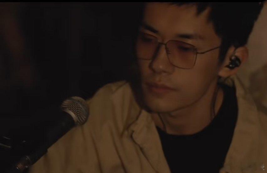 易烊千玺自弹自唱，粉丝嗨翻！ 家人们，千玺小网站更新自弹自唱《请你不要睡好吗》，