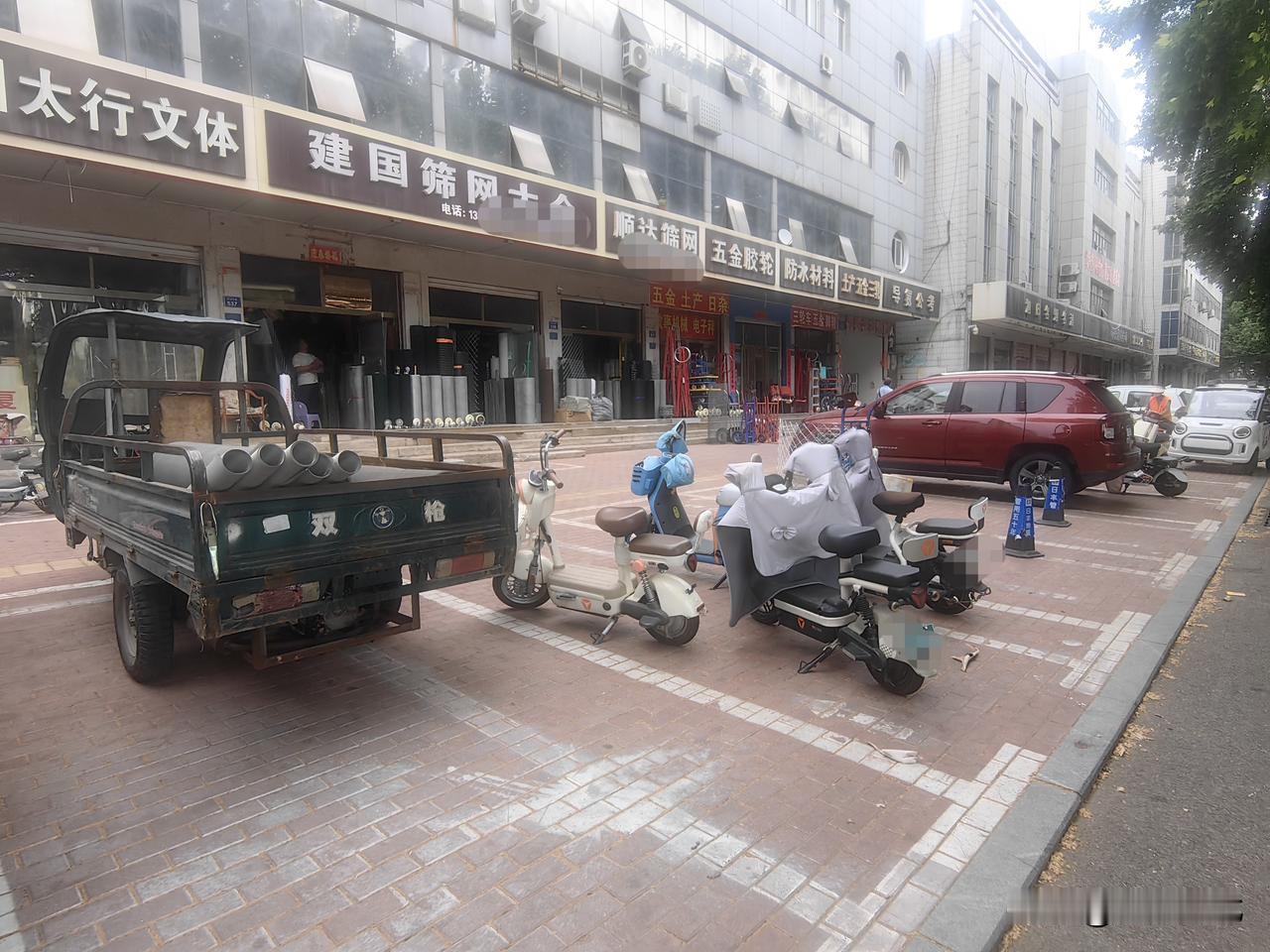 【沙河市太行大街部分停车位实拍  非机动车、货运三轮车占用机动车泊位】6月24日