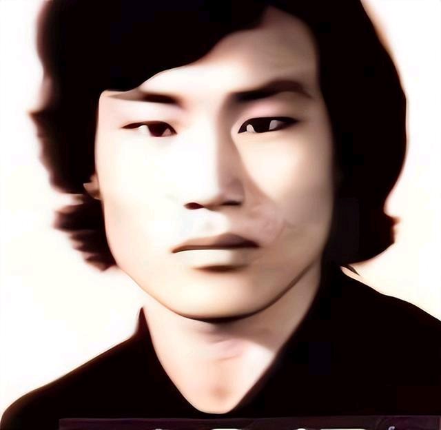 1982年韩国一村庄警察禹范坤正在家中熟睡，结果新婚妻子看到他身上有苍蝇，为避免