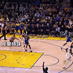 NBA一球看傻杜兰特！半场6秒，库里持球推进，面对太阳三人围堵，背后绕球晃开防守