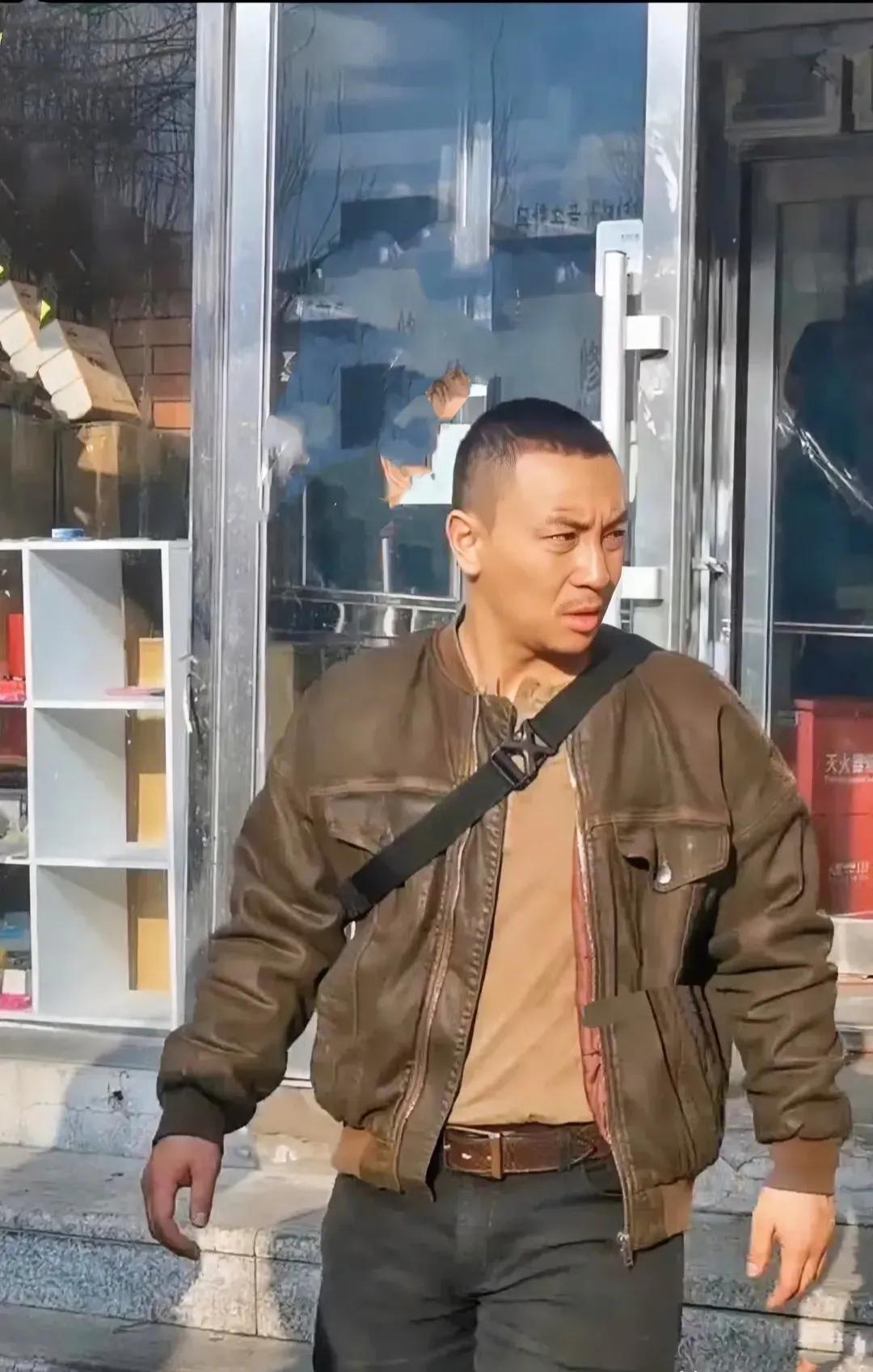 还记得他小时候的模样吗，他小时候演过很多影视作品，比如《少林小子》、《龙在少林》