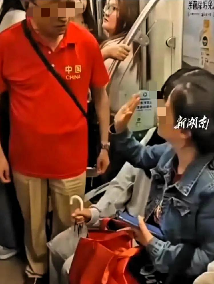 这下闹大了！抢个座位先动手拽人推人，反倒把自己推成了全网热议的焦点，这事在成都本