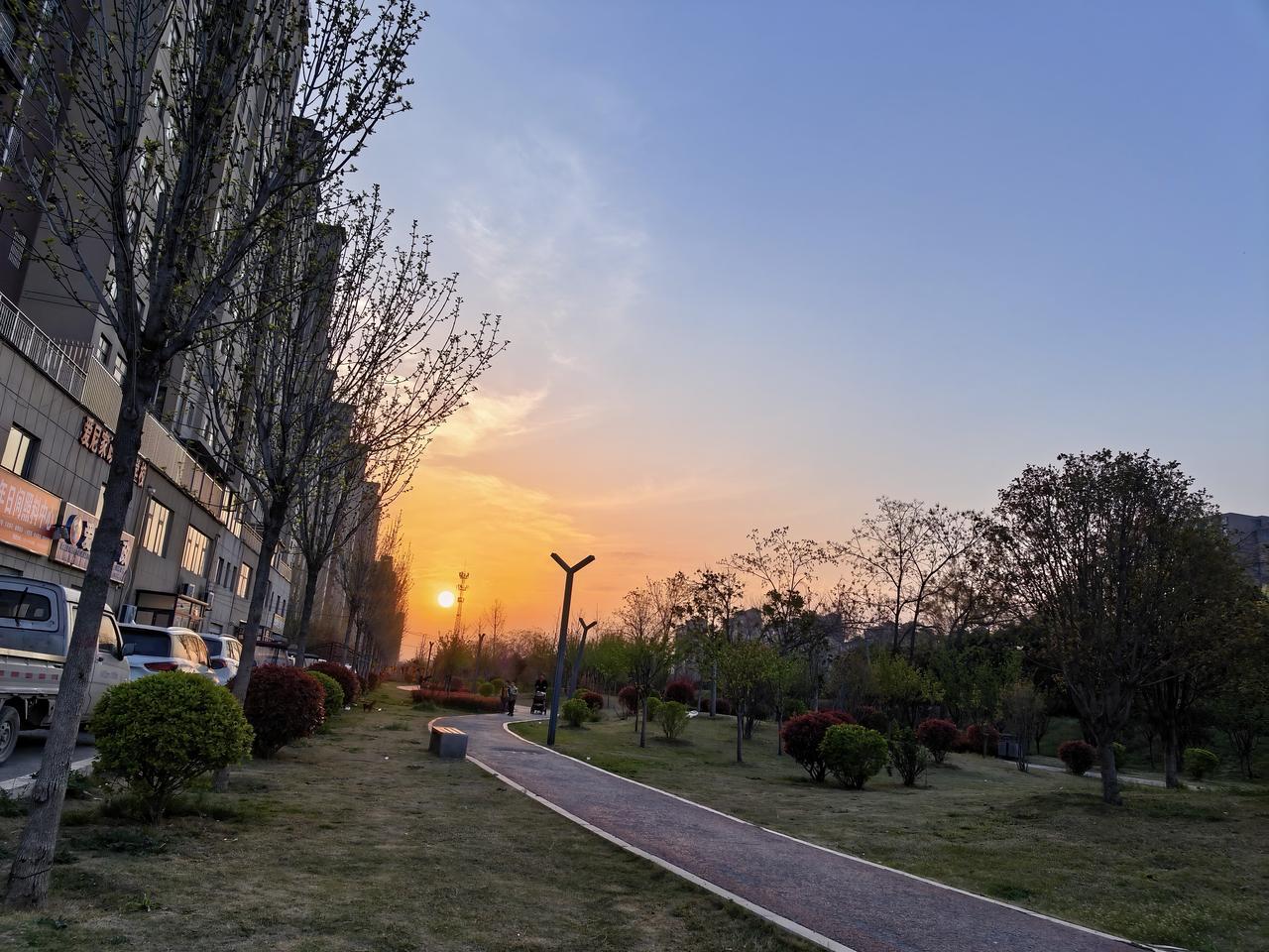 平安无事喽！
听到这声喊，首先应该想到的是那个身材高大，头扎白羊肚手巾的老汉，一