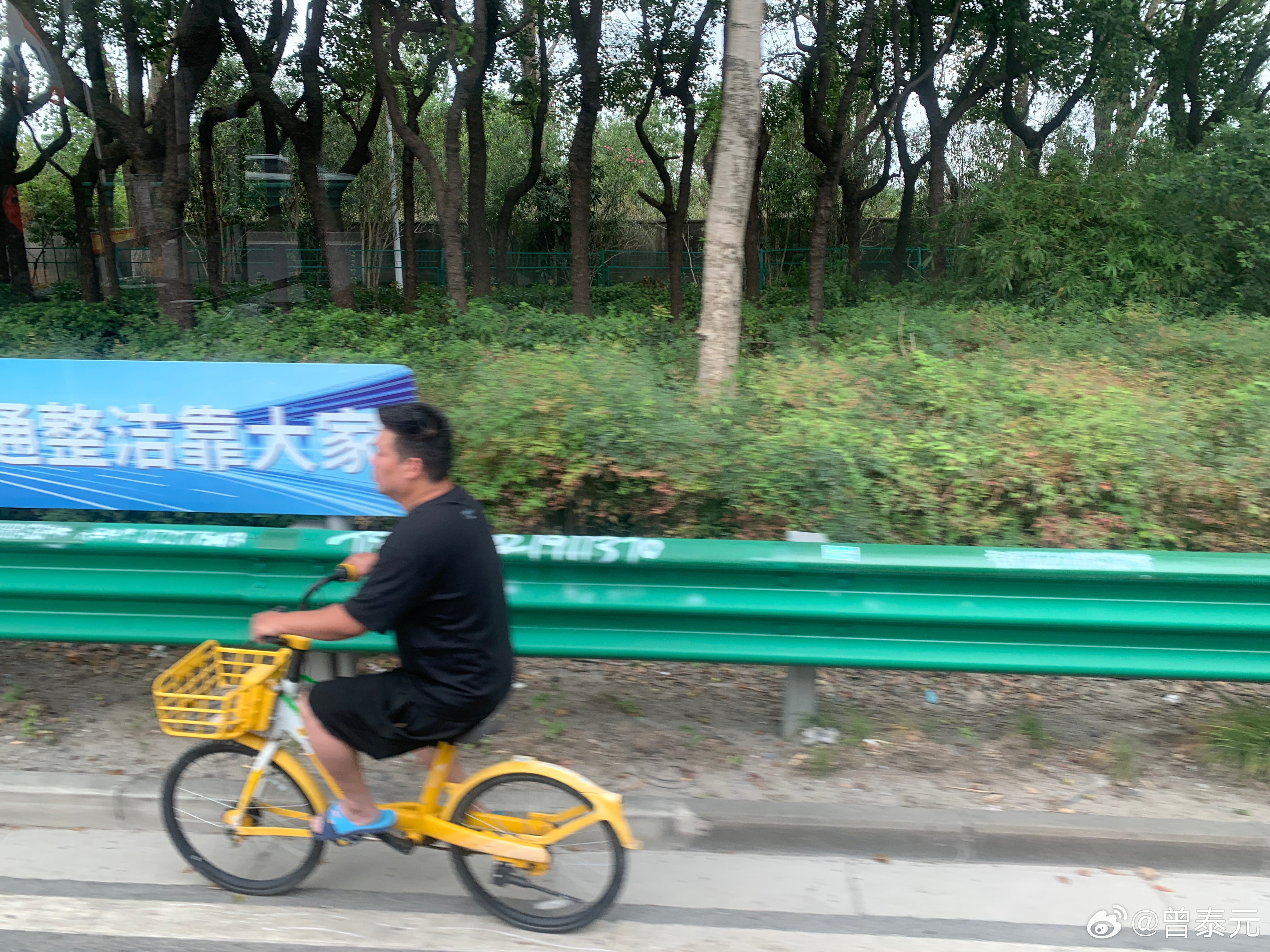 共享单车骑上S20 外环高速。往嘉善的班车上看到两辆很不寻常的轿车[围观] ​​