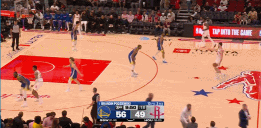 又使坏！追梦倒地抓小史密斯脚踝被吹犯规！
在今天NBA常规赛勇士对阵火箭的第三节