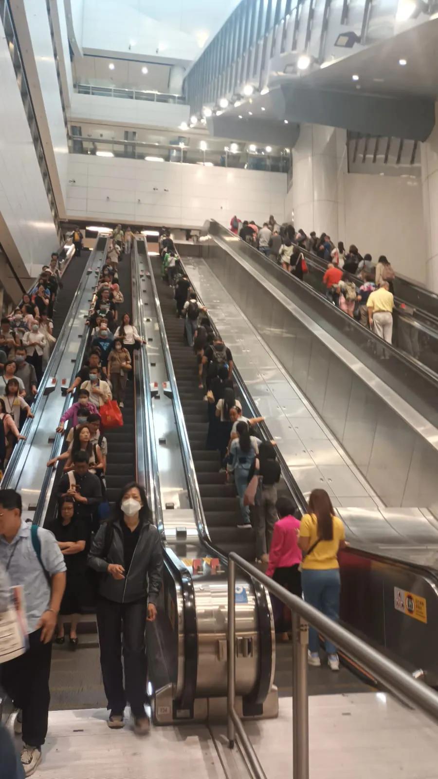 地铁的诞生对人口密度全球居首的香港是一大福音。