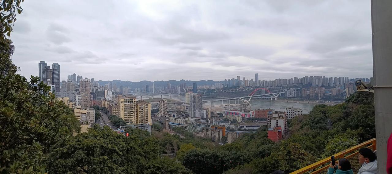 邻居阿姨前段时间天天晚上看直播，因为直播间发很多券，这些券可以买不知道牌子的洗衣