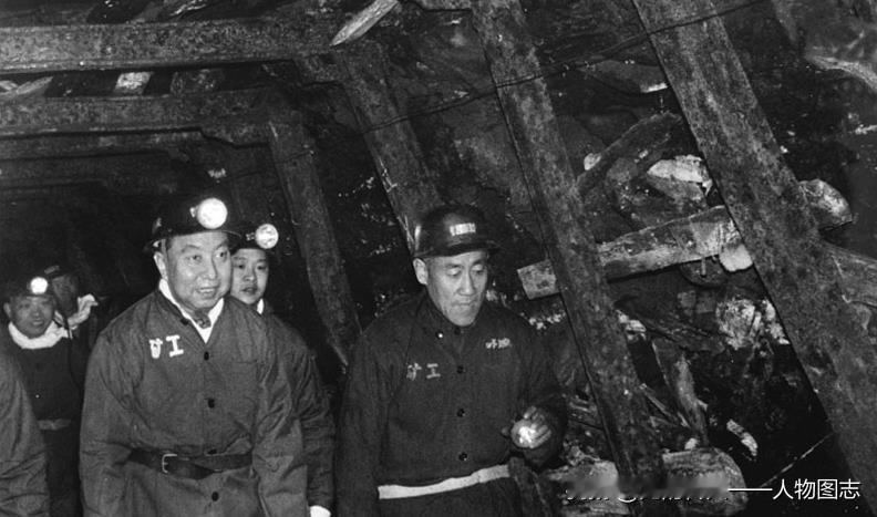 1978年元旦华国锋在唐山矿井下和矿工们度过了元旦的整个上午，了解了这个区综合机