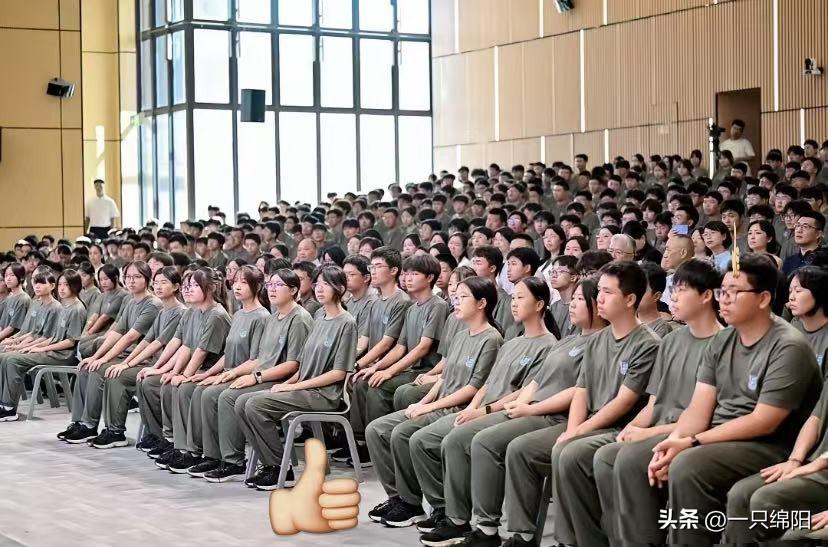 格力技工学校大概率是军事化管理了

格力技工学校开学第一课可能是坐军姿吧！第一课
