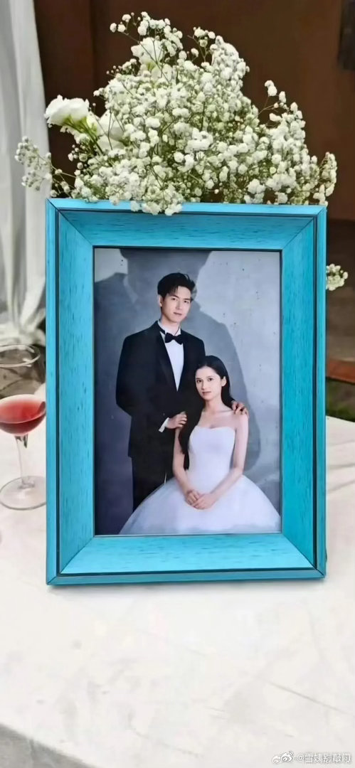李现和张婧仪的婚纱照土吗