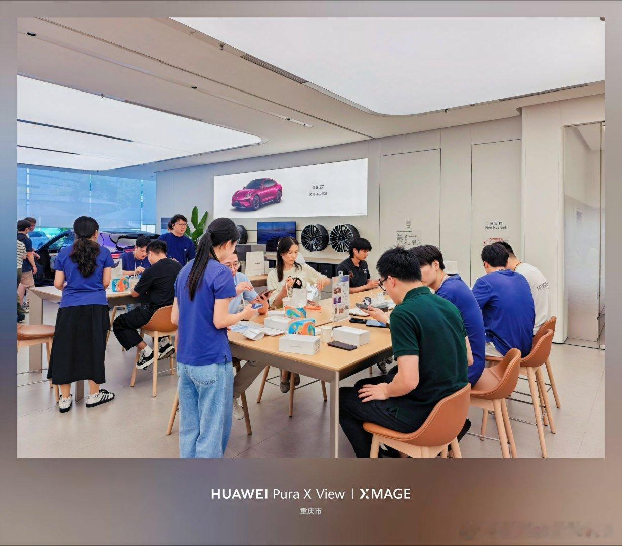 华为阔直板开售线下门店大排长龙不少顾客到店只是随便看看，摸完阔直板真机，被宽视野