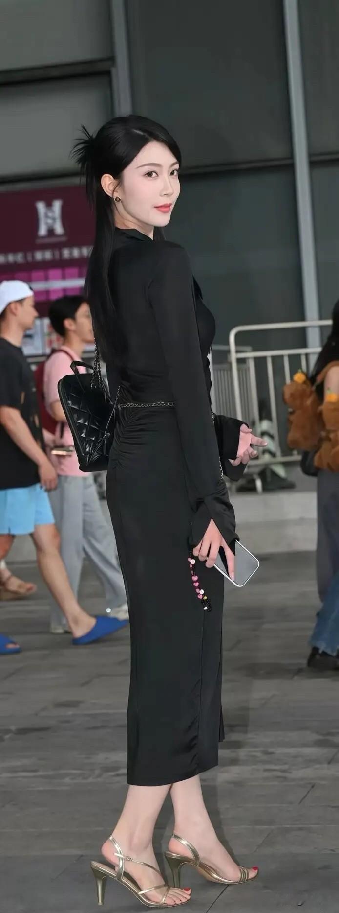黑衣美人，风华绝代。