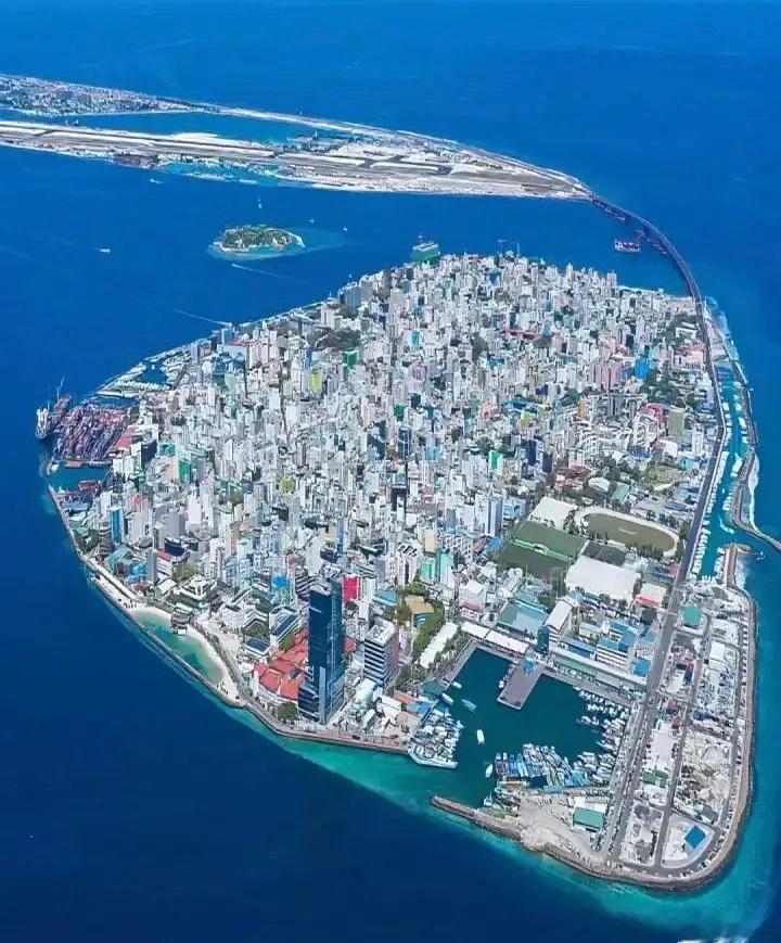 马尔代夫首都马累，面积2.5平方公里，人口却有25万之多。这么多的人口集中在一座
