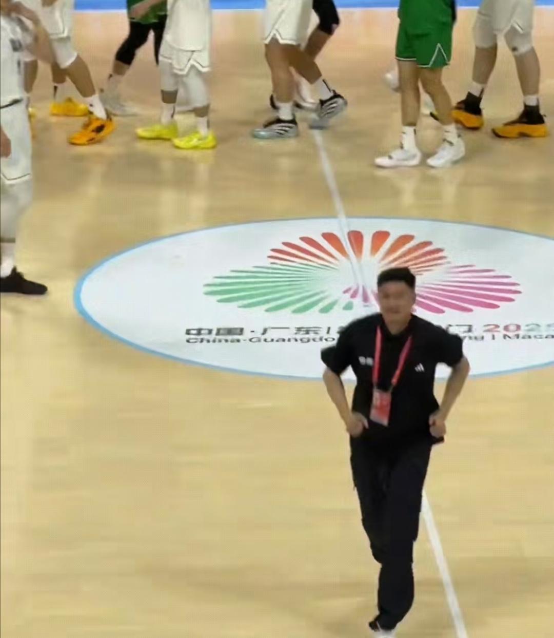 江湖永远不是打打杀杀，都是人情世故啊，看杜指导那一路小跑，翻越围栏，鞠躬双手握手