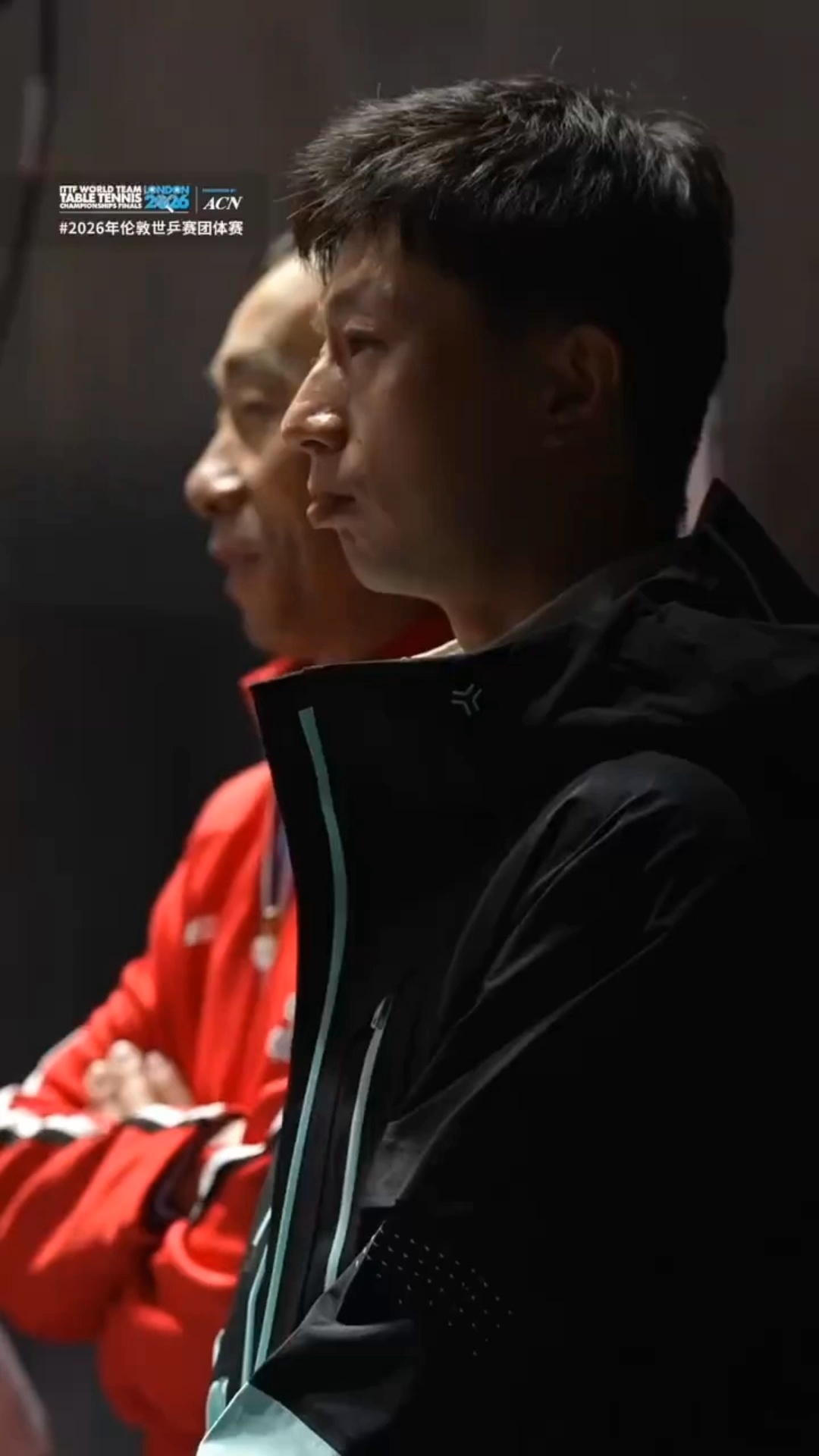想起有些人还在对着昨天个人行程没完今天男团淘汰赛第一轮马龙就在训练场了 在第一排