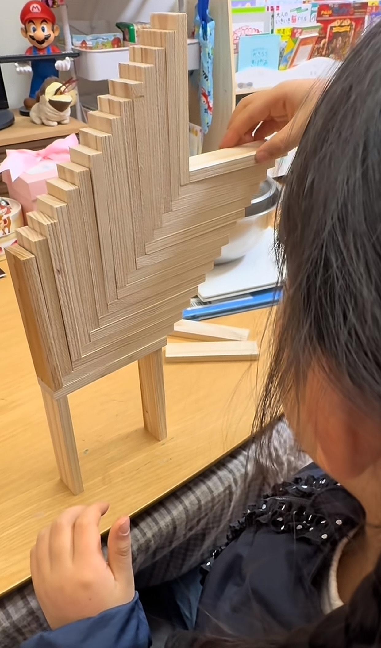 笑不活了！萌娃搭积木倒1根竟丝毫不影响，网友：物理老师连夜加题。

人类幼崽玩积