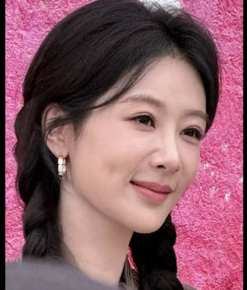 杨紫面部状态