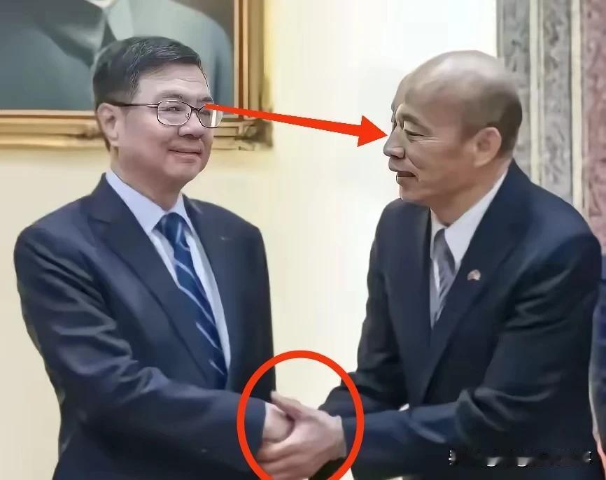 看这握手方式和表情，把人性表现得淋漓尽致！