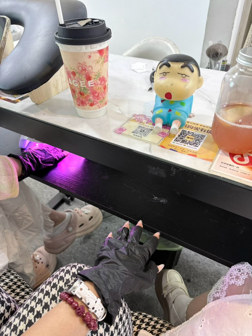 和王轩女士一起做美甲啦从p8换成p9 因为款式太复杂了怕我朋友要等我很久 于是挑