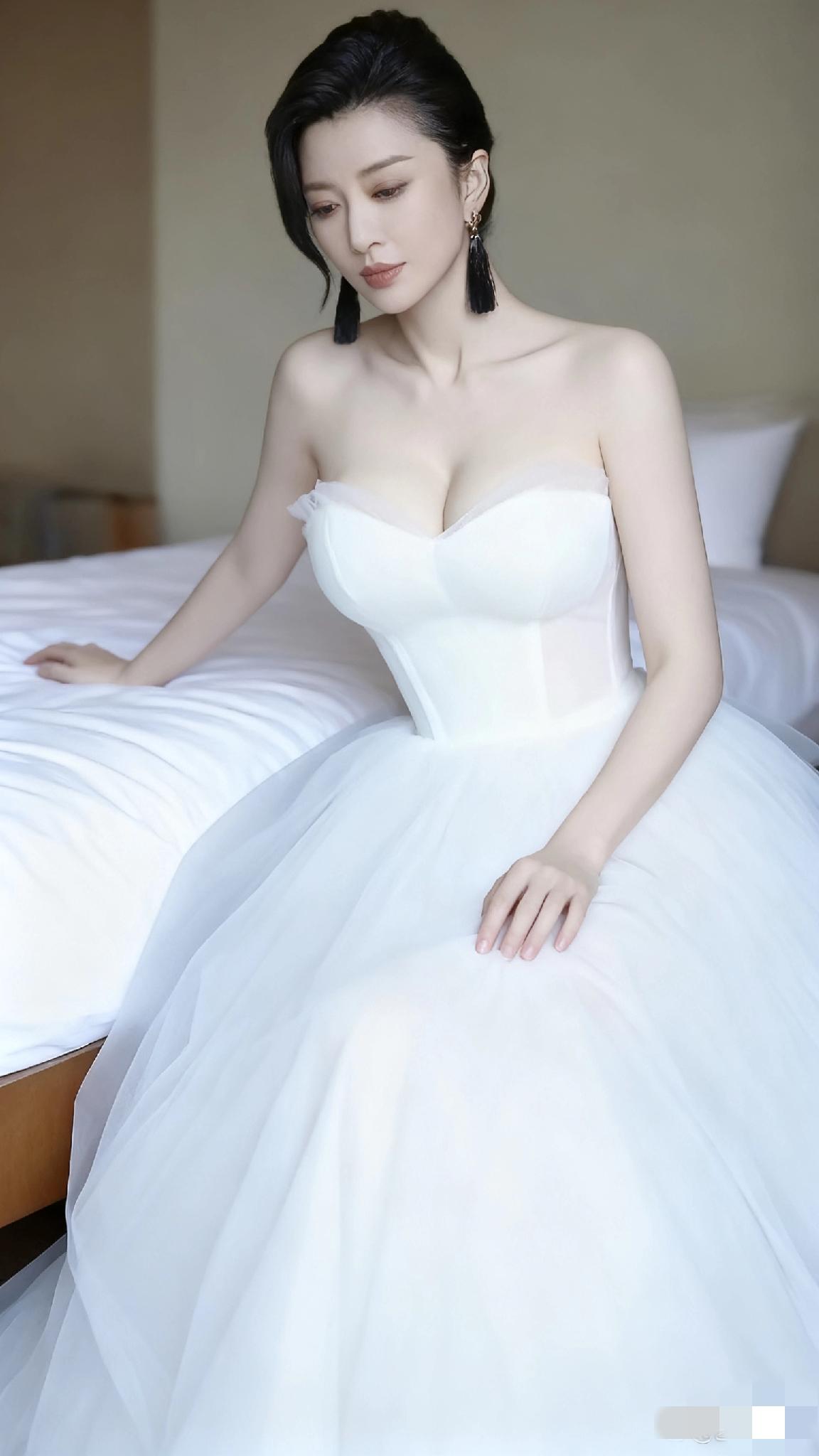 优雅的新娘，静谧的氛围，梦幻的婚纱，美不胜收！